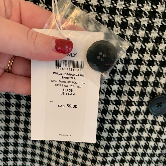 NWT Stunning Houndstooth skirt with buttons - Black and White - Picture 3 of 8